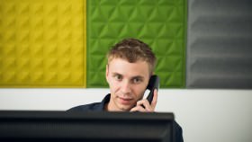 Maturant Fabian Lackner am Arbeitsplatz