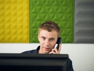 Maturant Fabian Lackner am Arbeitsplatz