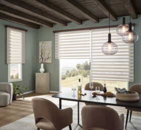 Vintage-inspiriertes Esszimmer mit Holzdecke und sichtbaren Balken, moderne Pendelleuchten über gedecktem Esstisch, große Fenster mit Doppelrollos, stilvolle Einrichtung mit Pflanzen und Dekoration